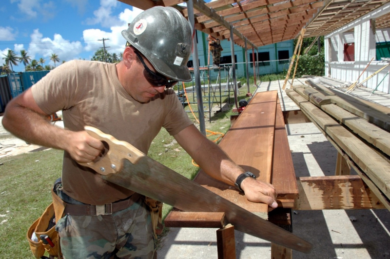 menuisier-RIANS-min_worker_construction_building_carpenter_male_job_build_helmet-893290